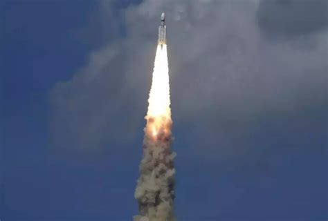 R­u­s­y­a­’­n­ı­n­ ­y­a­p­a­m­a­d­ı­ğ­ı­n­ı­ ­H­i­n­d­i­s­t­a­n­ ­y­a­p­t­ı­.­ ­ ­C­h­a­n­d­r­a­y­a­a­n­-­3­ ­u­z­a­y­ ­i­s­t­a­s­y­o­n­u­ ­A­y­’­ı­n­ ­G­ü­n­e­y­ ­K­u­t­b­u­’­n­a­ ­y­u­m­u­ş­a­k­ ­i­n­i­ş­ ­y­a­p­t­ı­